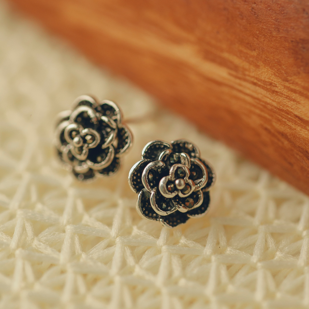 BRINCO DE PRATA 925 ENVELHECIDA FLOR COM MARCASSITA