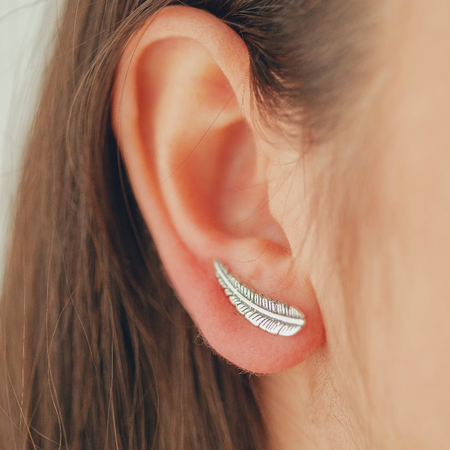 BRINCO EAR CUFF PENA EM PRATA ENVELHECIDA HUMANIZADA