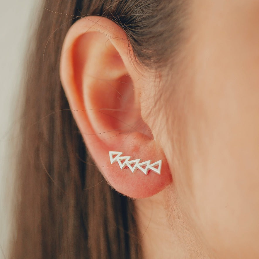 BRINCO EAR CUFF TRIANGULOS VAZADOS EM PRATA HUMANIZADA