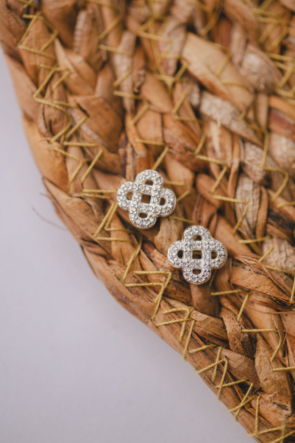 BRINCO DE PRATA 925 ELOS ENTRELAÇADOS CRAVEJADOS DE ZIRCONIA