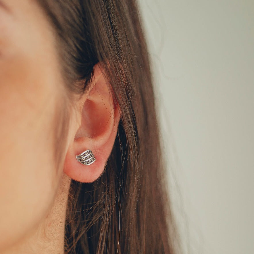 BRINCO DE PRATA ENVELHECIDA COM RELEVO EM ZIRCONIA