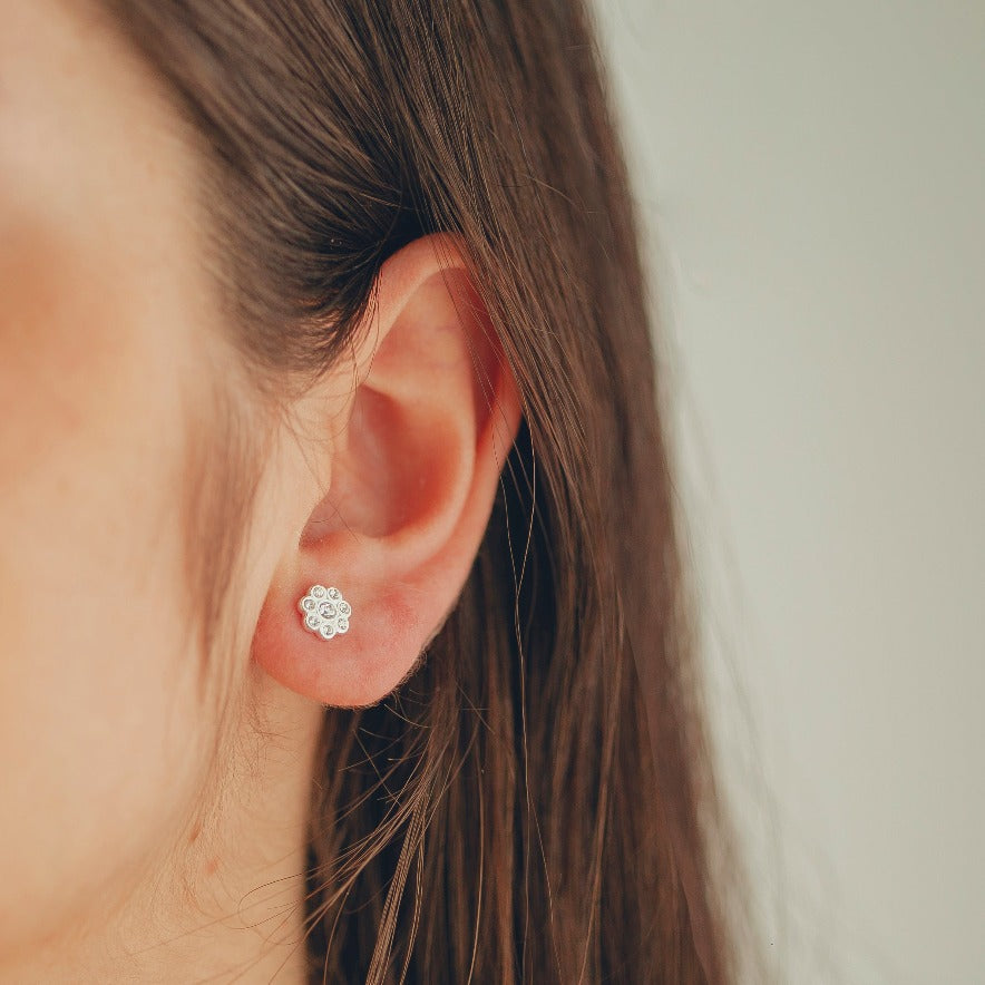 BRINCO DE PRATA FLOR DETALHADO DE ZIRCONIAS HUMANIZADA