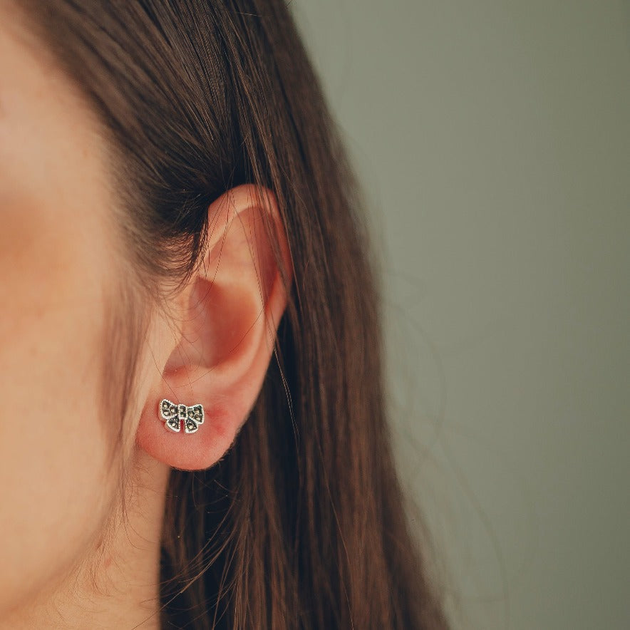BRINCO DE PRATA ENVELHECIDA LAÇO COM DETALHES EM ZIRCONIA HUMANIZADA