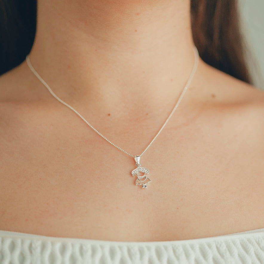 PINGENTE DE PRATA MENINA CABELO CRAVEJADO COM ZIRCÔNIAS HUMANIZADA