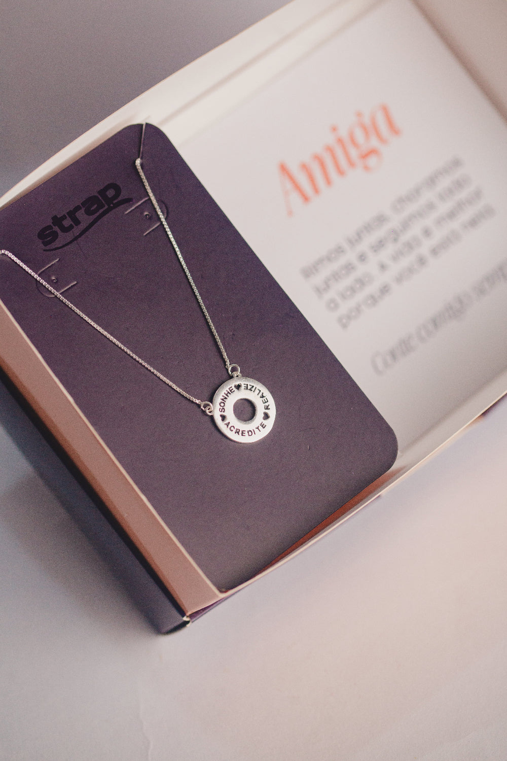 PRESENTE PARA AMIGA COLAR COM PINGENTE DE PRATA REDONDO ESCRITA SONHE  REALIZE ACREDITE